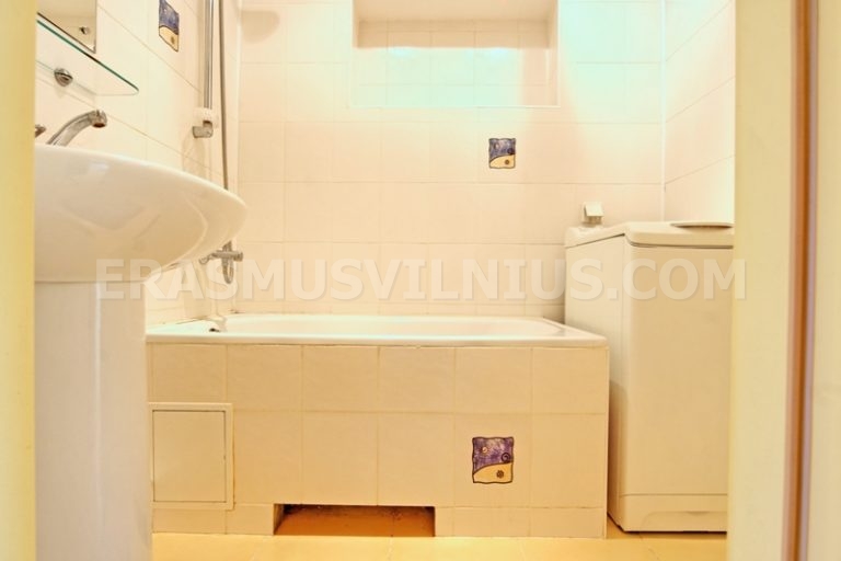 Salle de bain avec baignoire et douche dans l'Appart. 1, vieille ville de Vilnius