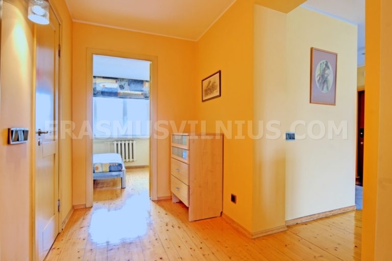 Chambre dans l'Appart. 1 avec lit king size et lumière naturelle