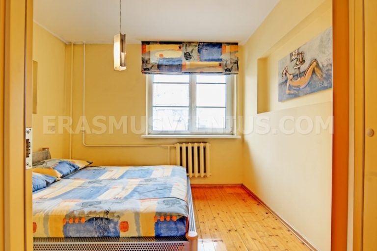 Chambre privée avec bureau et chaise dans un logement étudiant à Vilnius