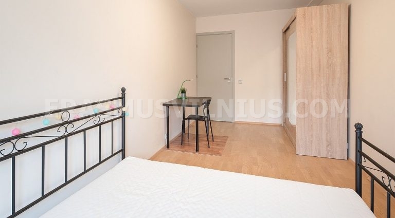 Deuxième chambre (16 m²) avec lumière naturelle et lit king size dans l'Appart. 2, Vilnius