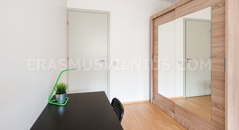 Chambre privée avec lit king size (160×200 cm) dans l'appartement Erasmus 2 chambres près de la vieille ville de Vilnius