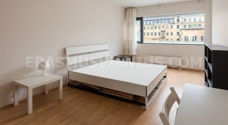 Chambre privée avec bureau, armoire et lit king size pour étudiants Erasmus, Mindaugo gatvė Vilnius