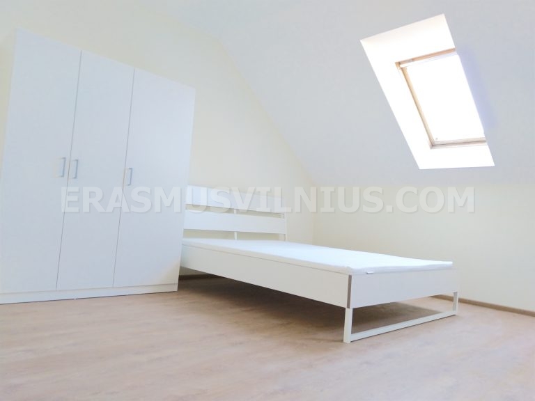 Chambre terminée avec tout le mobilier neuf dans l'appartement étudiant de Vilnius