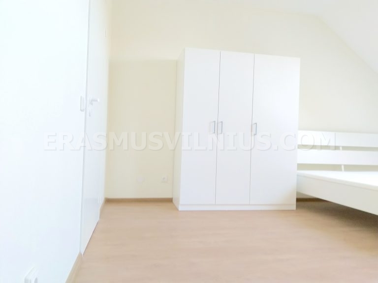 Aménagement de la chambre pendant la rénovation — installation du bureau et de la chaise