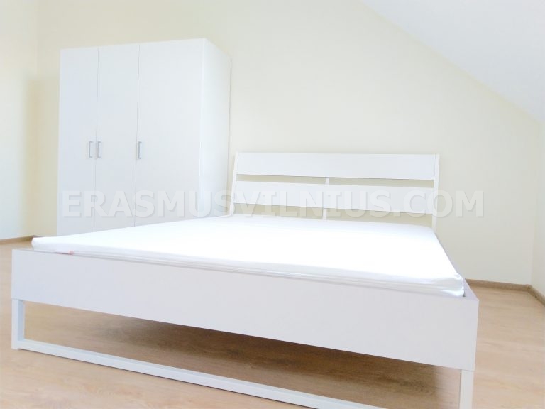 Installation du nouveau mobilier dans l'appartement Erasmus rénové