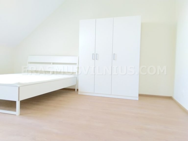 Nouvelle armoire et étagères installées dans la chambre étudiante