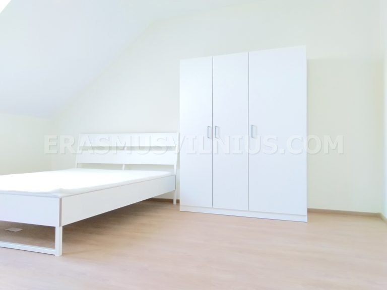 Chambre fraîchement rénovée avec nouveau sol et peinture