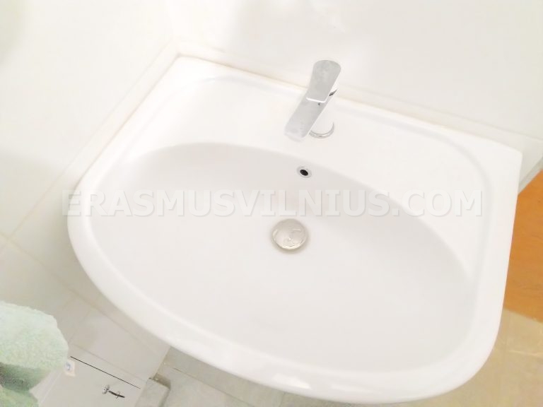 Chambre avec lumière chaude du soir à travers la fenêtre de toit