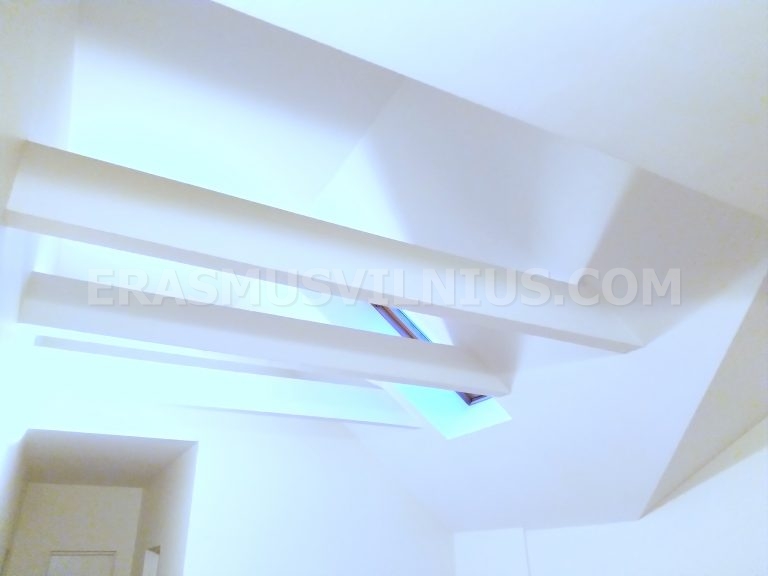 Espace commun avec lumière du soir à travers les fenêtres de toit