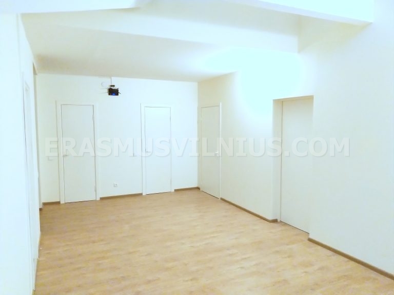 Intérieur au coucher du soleil montrant le couloir spacieux et les chambres