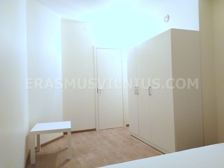 Cuisine entièrement équipée avec four, plaques et réfrigérateur au coucher du soleil