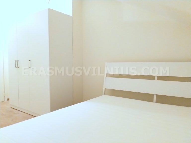 Plan de travail et coin repas dans la lumière du soir