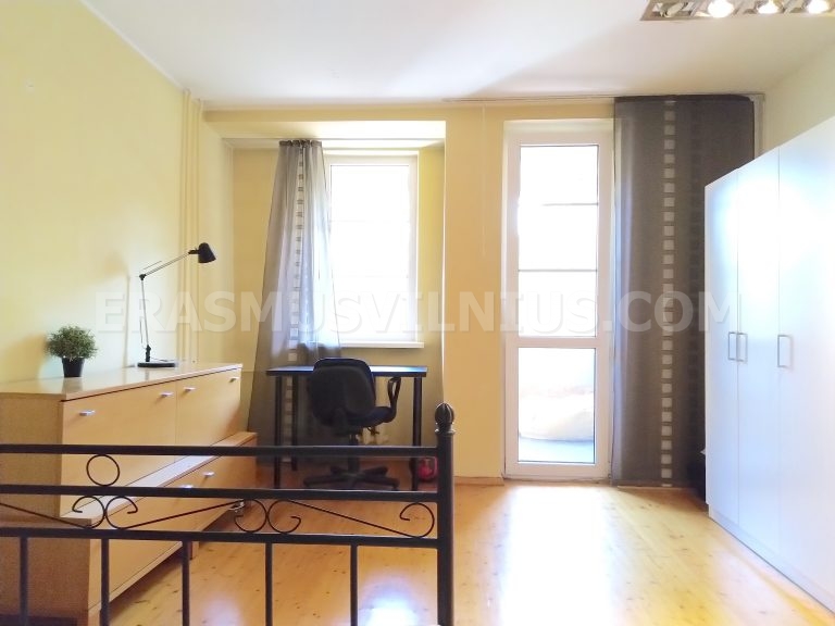 Vue d'ensemble de la chambre avec lit, bureau et armoire dans l'appartement Erasmus