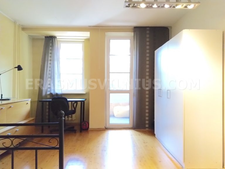 Lit king size et armoire dans une chambre étudiante Erasmus