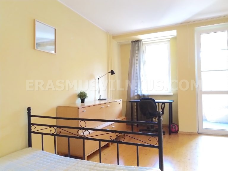 Chambre avec espace de travail dans l'appartement 4 chambres, Kauno gatvė