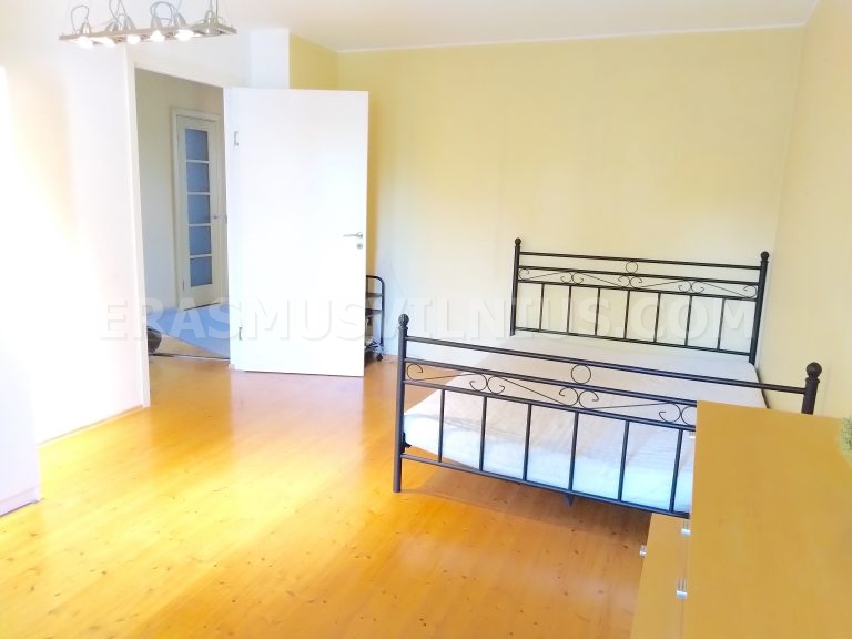 Miroir et tapis dans une chambre privée, Erasmus Vilnius Appart. 1