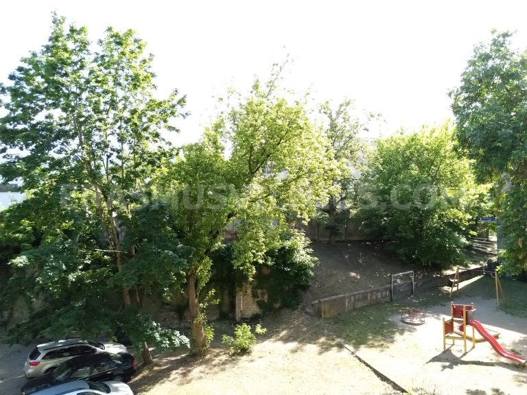 Intérieur de l'appartement montrant les portes des chambres et le couloir