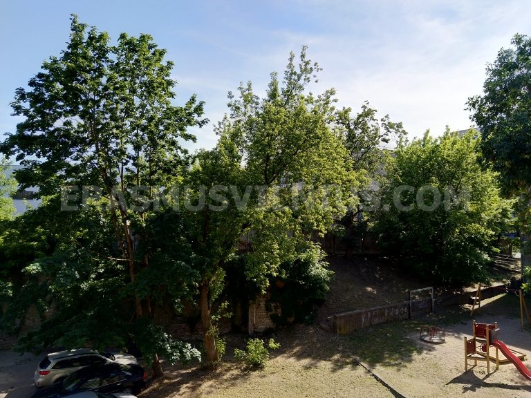 Espace commun et entrée dans l'appartement 4 chambres de Vilnius