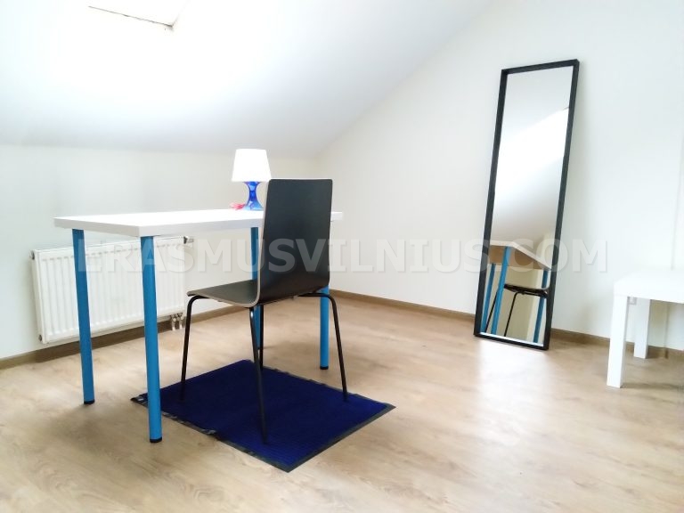 Chambre privée avec bureau, chaise et armoire pour étudiants Erasmus à Vilnius
