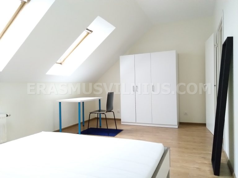 Coin repas de la cuisine avec table et chaises pour 6 étudiants