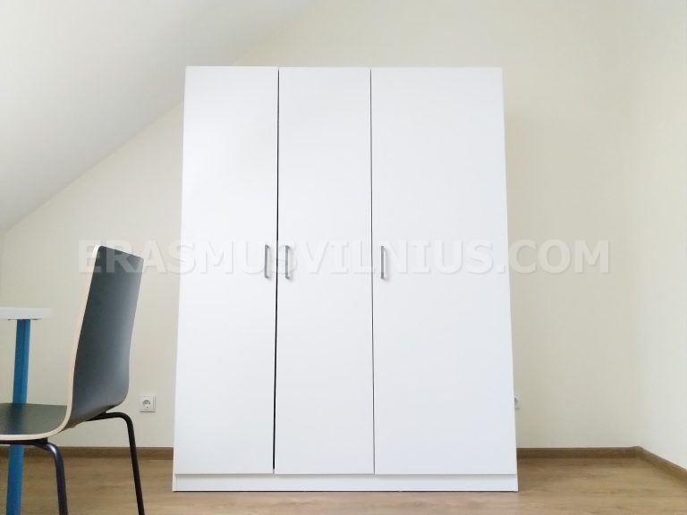 Plan de travail avec plaques électriques et ustensiles dans l'appartement étudiant