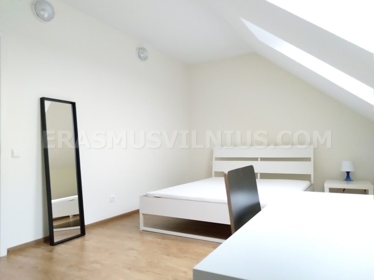 Mobilier de chambre — lit king size, bureau et armoire dans le logement Erasmus