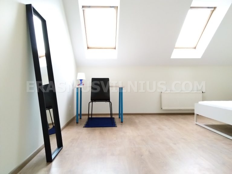 Vue d'entrée de la salle de bain principale dans l'appartement étudiant 6 chambres