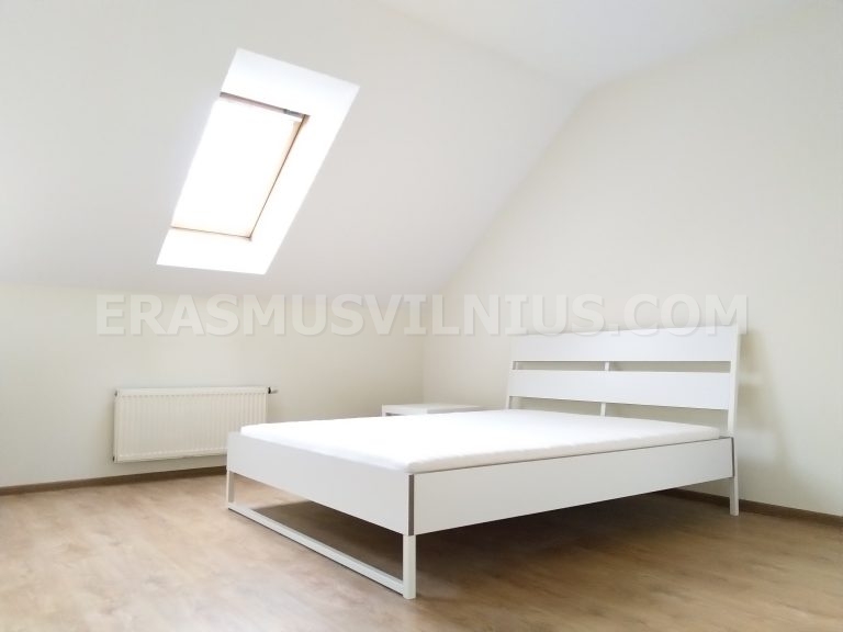 Salle de bain avec sol carrelé et douche moderne, vieille ville de Vilnius