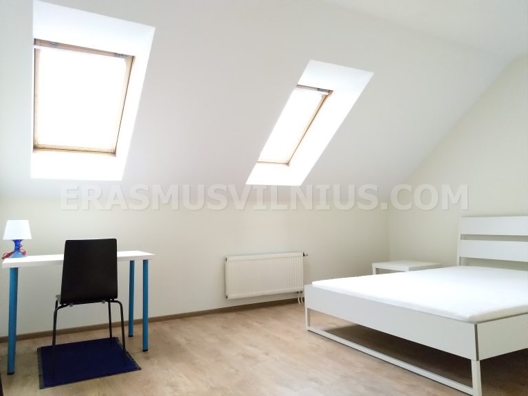 Vue d'ensemble de la deuxième salle de bain — douche et lavabo