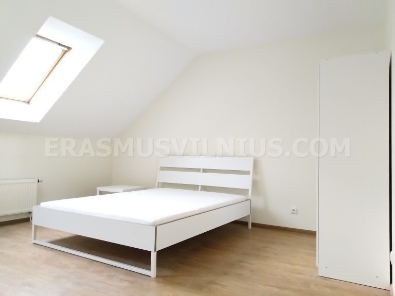 Espace toilettes et bidet dans la salle de bain rénovée