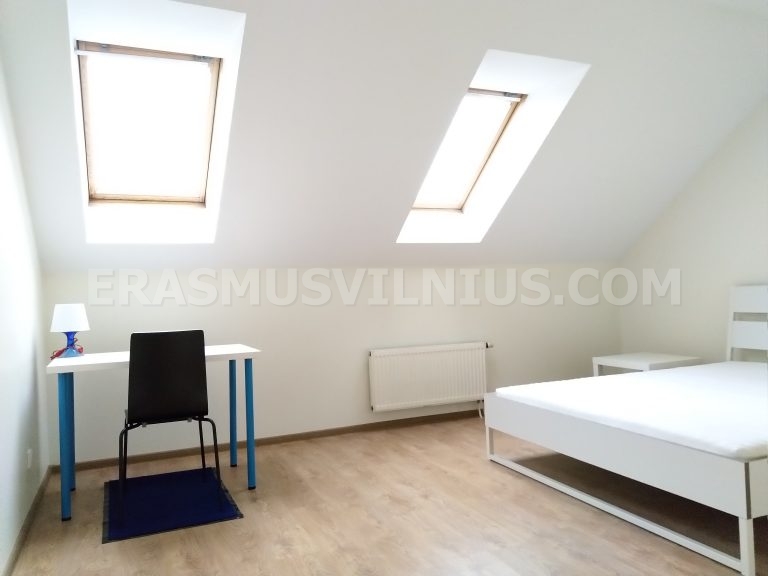 Miroir de salle de bain et lavabo avec rangement dans le logement de Vilnius