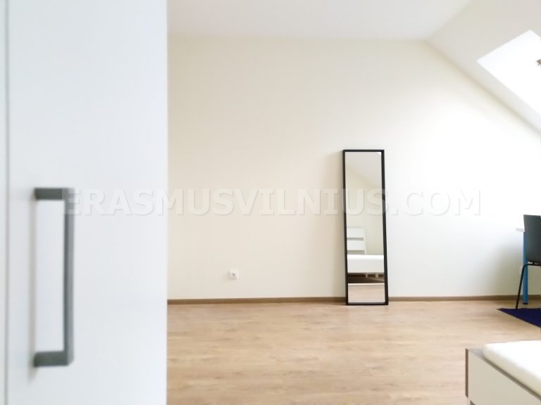 Salle de bain avec sèche-serviettes dans l'appartement étudiant Erasmus