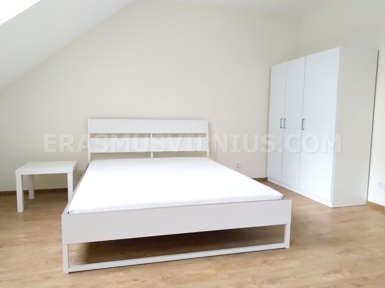 Salle de bain rénovée avec douche et équipements modernes