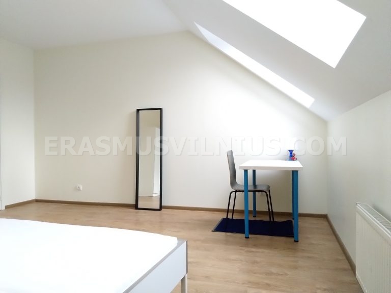 Salle de bain propre avec murs carrelés et douche dans l'Appart. 4