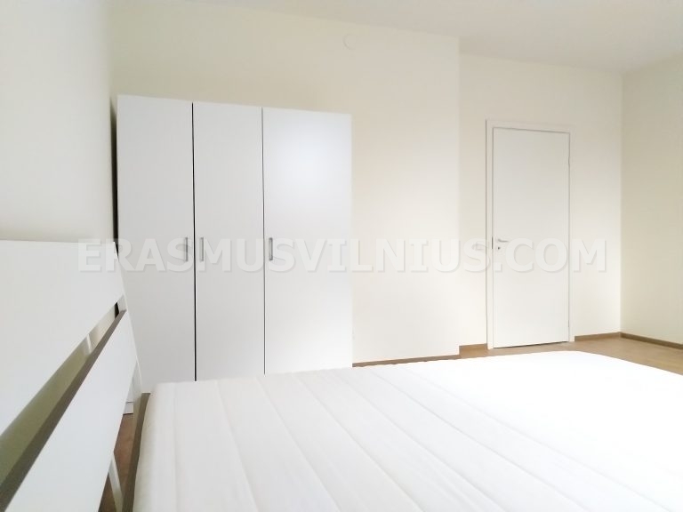 Vue complète de la salle de bain avec douche, toilettes et lavabo