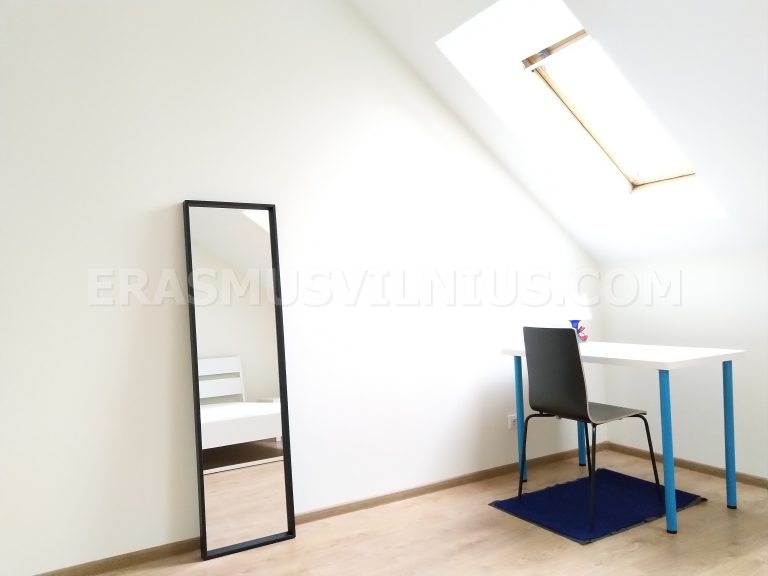 Escalier menant à l'appartement mansardé sur Subačiaus gatvė, vieille ville de Vilnius