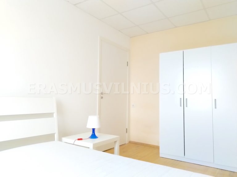 Chambre lumineuse avec lit king size dans un logement étudiant Erasmus, Vilnius