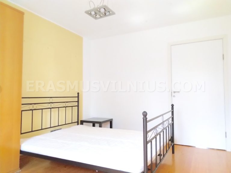 Toilettes séparées avec lavabo dans l'appartement étudiant 4 chambres