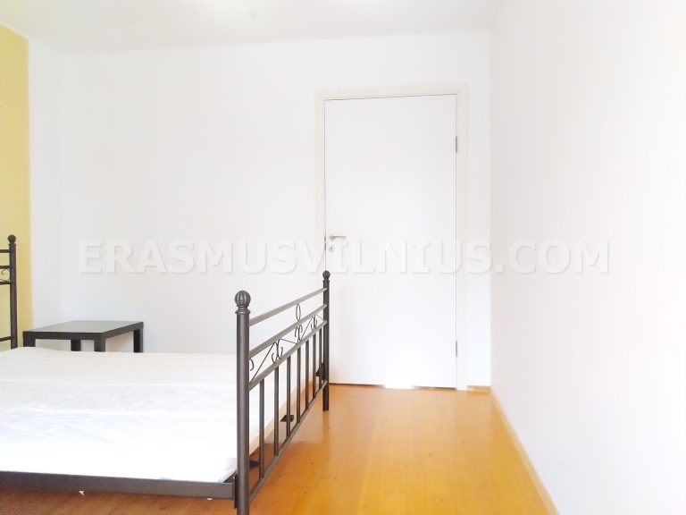 Toilettes avec lavabo dans l'appartement Erasmus, vieille ville de Vilnius