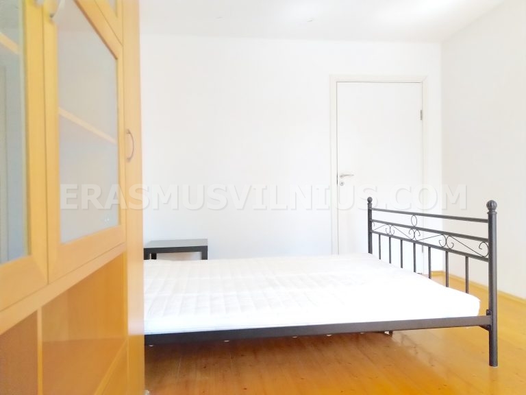 Machine à laver et sèche-serviettes dans la salle de bain de l'Appart. 1