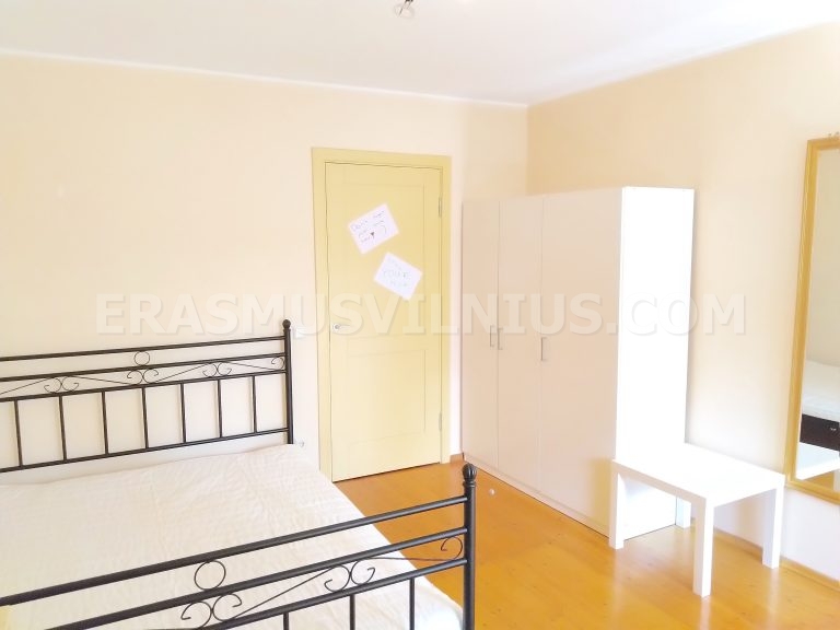 Entrée avec porte-manteaux dans l'appartement étudiant Erasmus