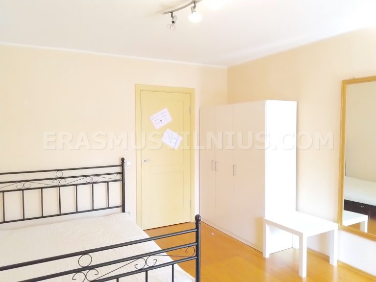 Coin repas avec table dans l'appartement étudiant Erasmus