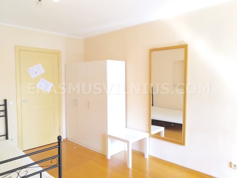 Plan de travail et appareils dans l'appartement de la vieille ville de Vilnius