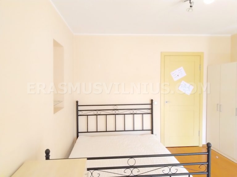 Réfrigérateur et congélateur dans la cuisine de l'appartement étudiant, Vilnius