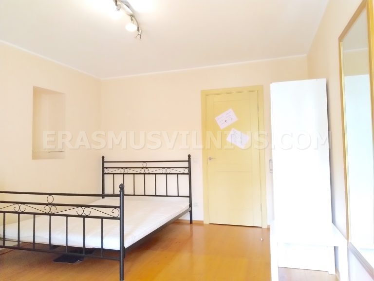 Vue d'ensemble de la cuisine dans l'appartement Erasmus 4 chambres, Kauno gatvė