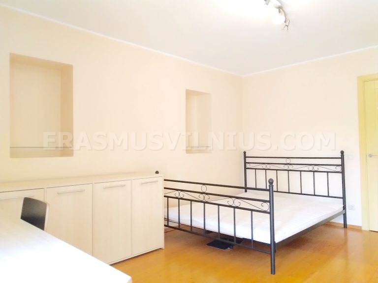 Mobilier de chambre — lit, bureau et armoire dans l'appartement étudiant