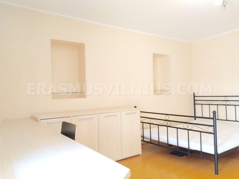 Vue de la chambre avec armoire et bureau dans le logement Erasmus