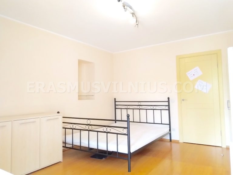 Chambre meublée avec lumière naturelle dans un logement étudiant à Vilnius
