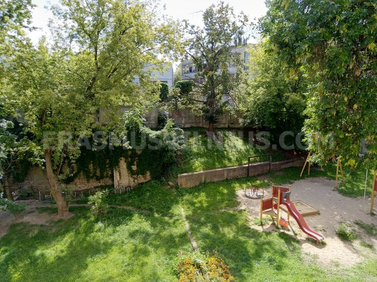 Vue de la rue et entrée de l'immeuble Kauno gatvė