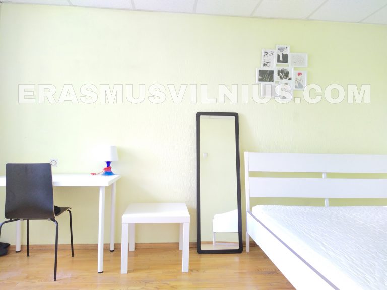 Chambre privée avec bureau, armoire et lit king size pour étudiants Erasmus à Vilnius